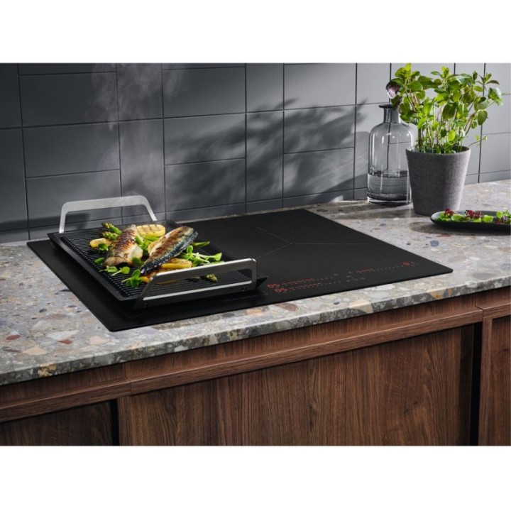 Plaque induction 3 foyers ELECTROLUX SaphirMatt bridge SenseBoil commandes tactiles 58cm